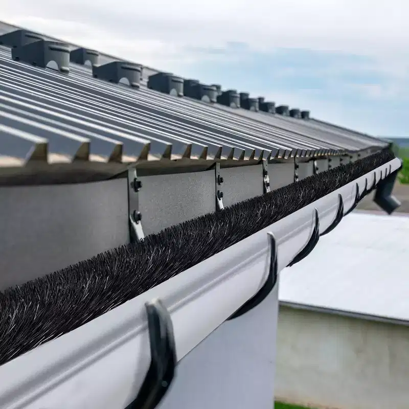 VEVOR Gutter Brush, 60 Feet Total Length 4.33 inch Diameter Gutter Cleaning Tools, Ground-Level Gutter Brush Leaf Guard for 5 Inch Gutters, Black